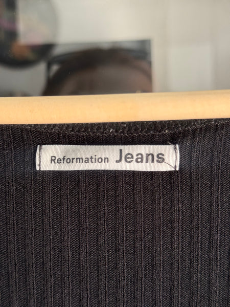 Reformation черна рипсена блуза